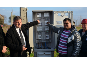 Uvedena električna energija u romsko naselje u Donjem Tovarniku